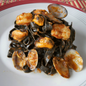 Tagliatelle de sepia con salsa de marisco