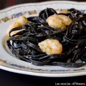 Tagliolinis negros con langostinos