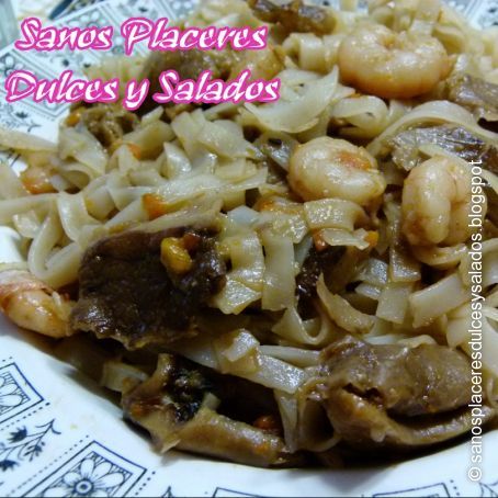 Tallarines de arroz con setas y gambas