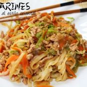 Tallarines de arroz con carne, verduras y salsa de soja