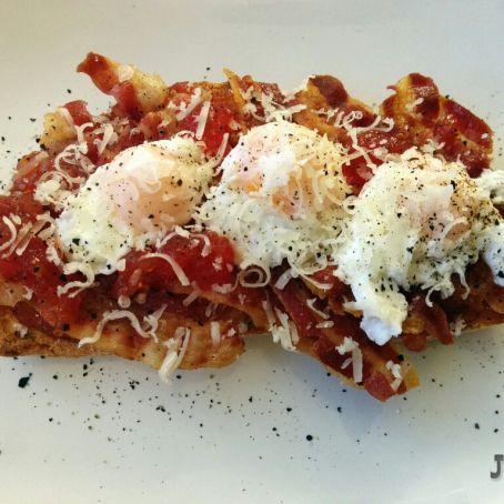 Tosta de crujiente panceta, huevo, queso curado y mermelada de tomate y albahaca