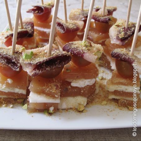Brochetas de dulce de membrillo, queso y jamón de pato.