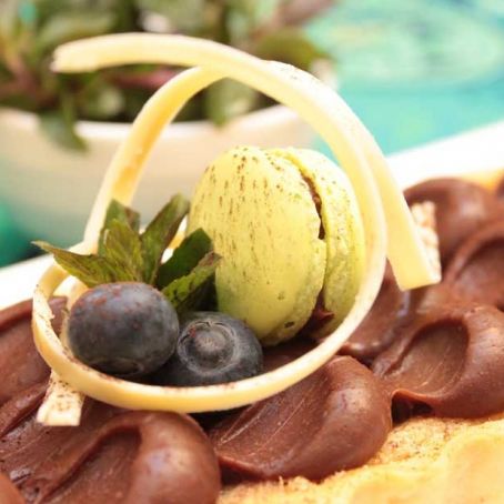 Magdalenas, chocolate a la taza y bolas de fruta