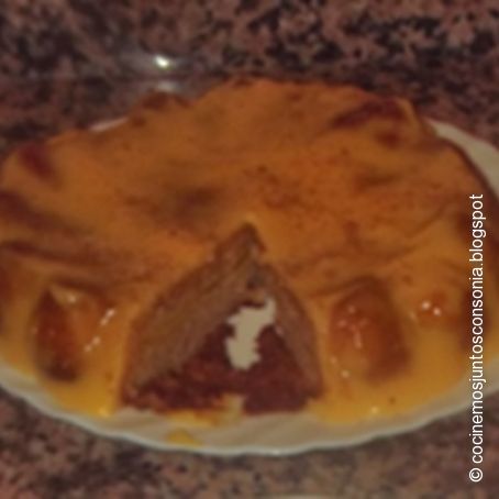 Tarta de cacahuetes rellena y cubierta de crema