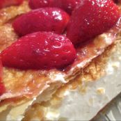 Tarta de hojaldre con queso, nata y fresas