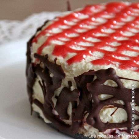 Tarta mousse de chocolate blanco con coulis de fresa