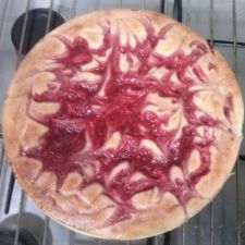 Tarta de queso con mermelada de fresa