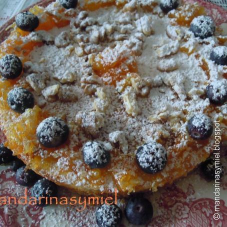 Tarta de queso con mermelada de naranjas, nueces y arándanos.