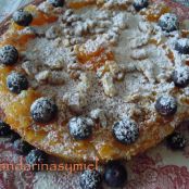 Tarta de queso con mermelada de naranjas, nueces y arándanos.