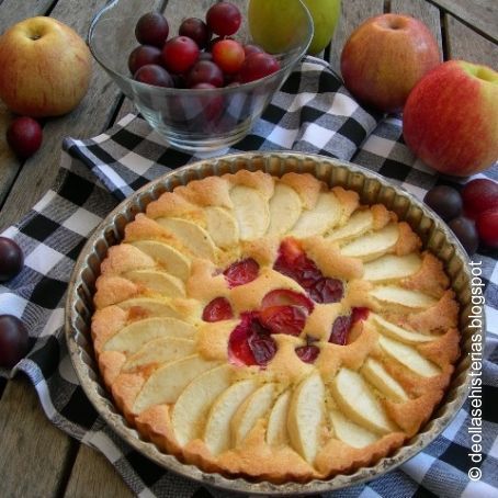 Tarta de manzana y ciruelas con bizcocho genovés (Thermomix y tradicional)