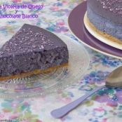 Tarta violeta de queso y chocolate blanco