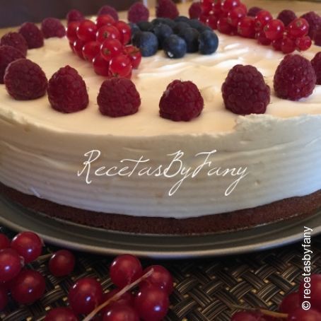Tarta cremosa de yogur y frutos rojos