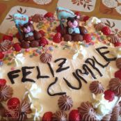 Tarta de trufa, nata y fresas para cumpleaños y ocasiones especiales