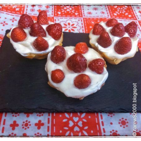 Cestas de nata y fresas y chocolate