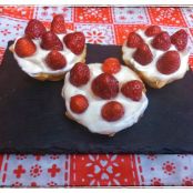 Cestas de nata y fresas y chocolate