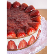 Tarta de fresa con nata y mermelada