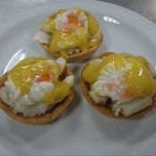 Tartaleta con bacalao al pil pil y huevo poché de codorniz
