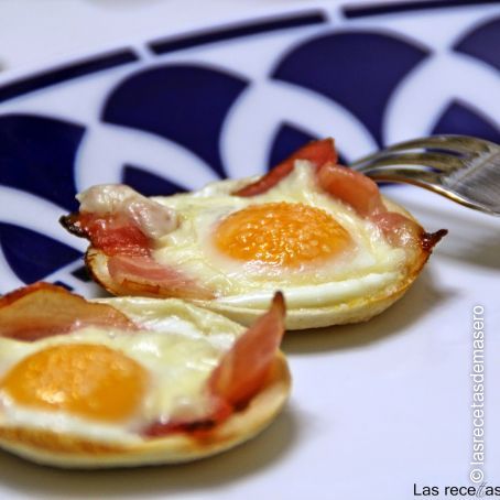 Tartaletas de pan de molde con beicon y huevo
