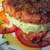 TARTAR DE SALMÓN AHUMADO Y AGUACATE