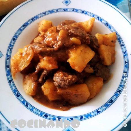 Ternera en salsa especiada con patatas