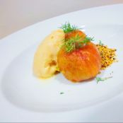 Esfera de tomate relleno de ahumados y encurtidos, sorbete de agua de tomate nitro y tierra de almendras