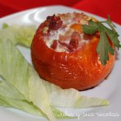 Tomates rellenos de huevo y jamón al horno