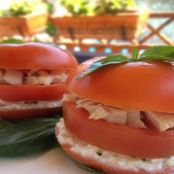 Tomates rellenos de queso y atún