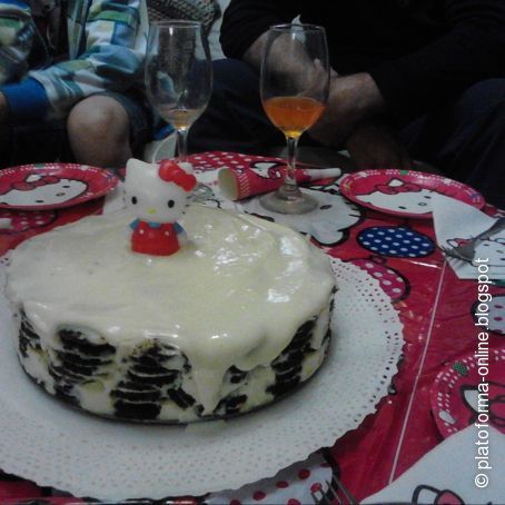 Torta de galletas de chocolate rellenas y crema ácida