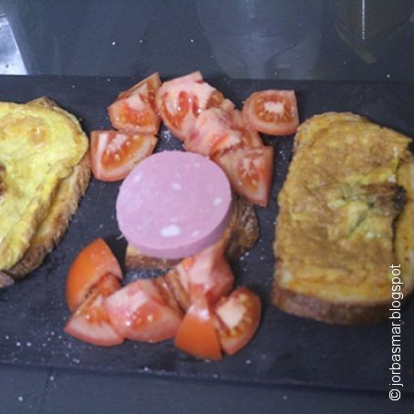 Tortilla con tomate seco sobre pan de payés