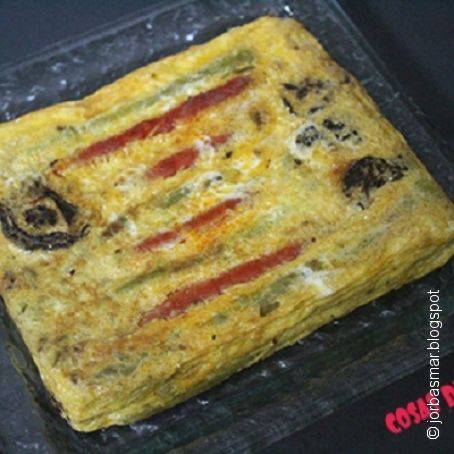 Tortilla cuadrada de chistorra, espárragos y tomates secos