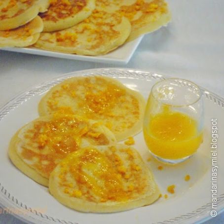 Tortitas con salsa de mandarinas.