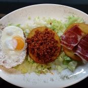 Tortos con picadillo, jamón y huevo