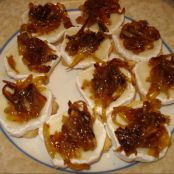 Queso de cabra con cebolla caramelizada