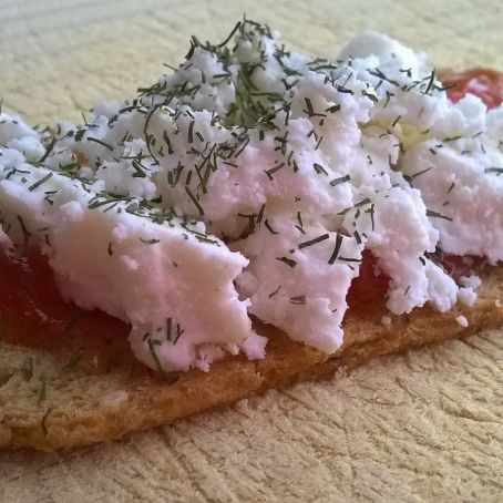 Tosta de queso de cabra en cama de mermelada de tomate