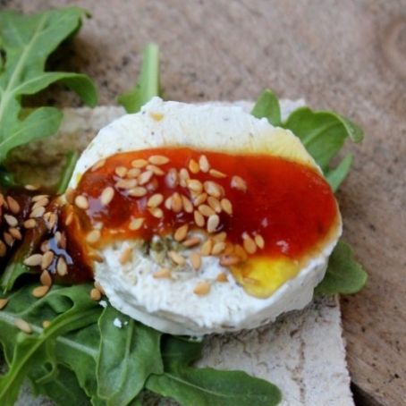 Tosta de queso con aceitunas y mermelada de tomate