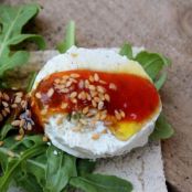 Tosta de queso con aceitunas y mermelada de tomate