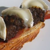 Tosta de bacon, morcilla de Villada y queso de cabra