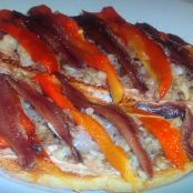 Tosta de berenjena asada con anchoas y alioli de pimentón