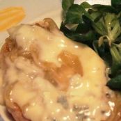 TOSTA DE GORGONZOLA CON CEBOLLA CONFITADA