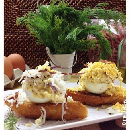 Tosta de huevo cocido en su crema con cecina y eneldo
