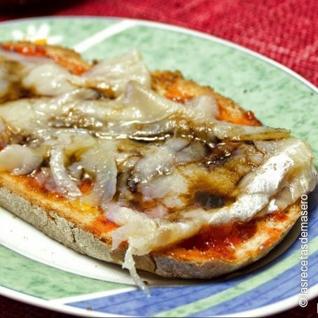 Tosta de mermelada de pimiento y bacalao ahumado