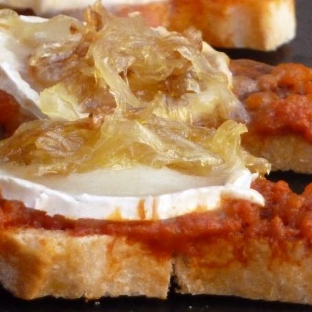 Tosta de sobrasada, rulo de cabra y cebolla confitada