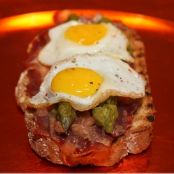 Tosta de jamón, espárragos y huevos de codorniz