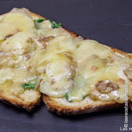 Tosta de queso Stilton y pera (Lockets savoury)