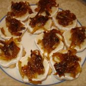 Tostadas de queso de cabra con cebolla caramelizada