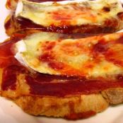 Tosta de jamón y queso con arándanos