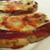 Tostadas de jamón serrano, queso brie y mermeladas de tomate al horno
