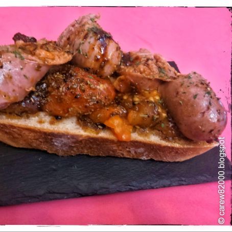 Tostada de tomates al horno y salchichas frescas