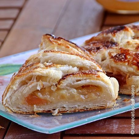 Trenza de hojaldre caramelizada de membrillo, queso de cabra y mermelada de cebolla
