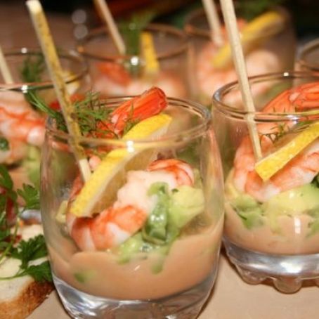 Vasitos de gambas y aguacate